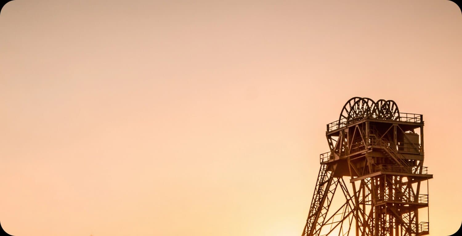 Zechenpark Kamp-Lintfort mit Fördergerüst in der Abenddämmerung